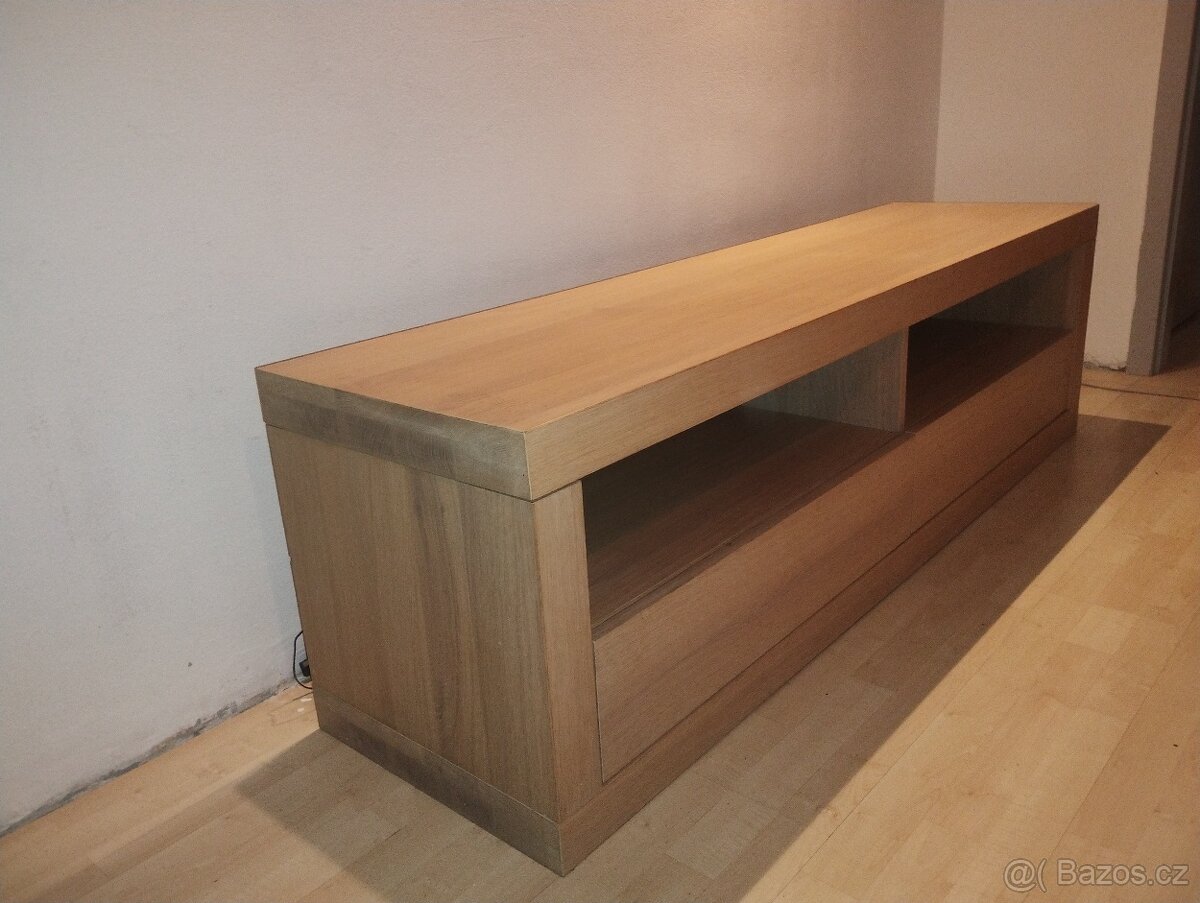 Dubový stolek pod TV