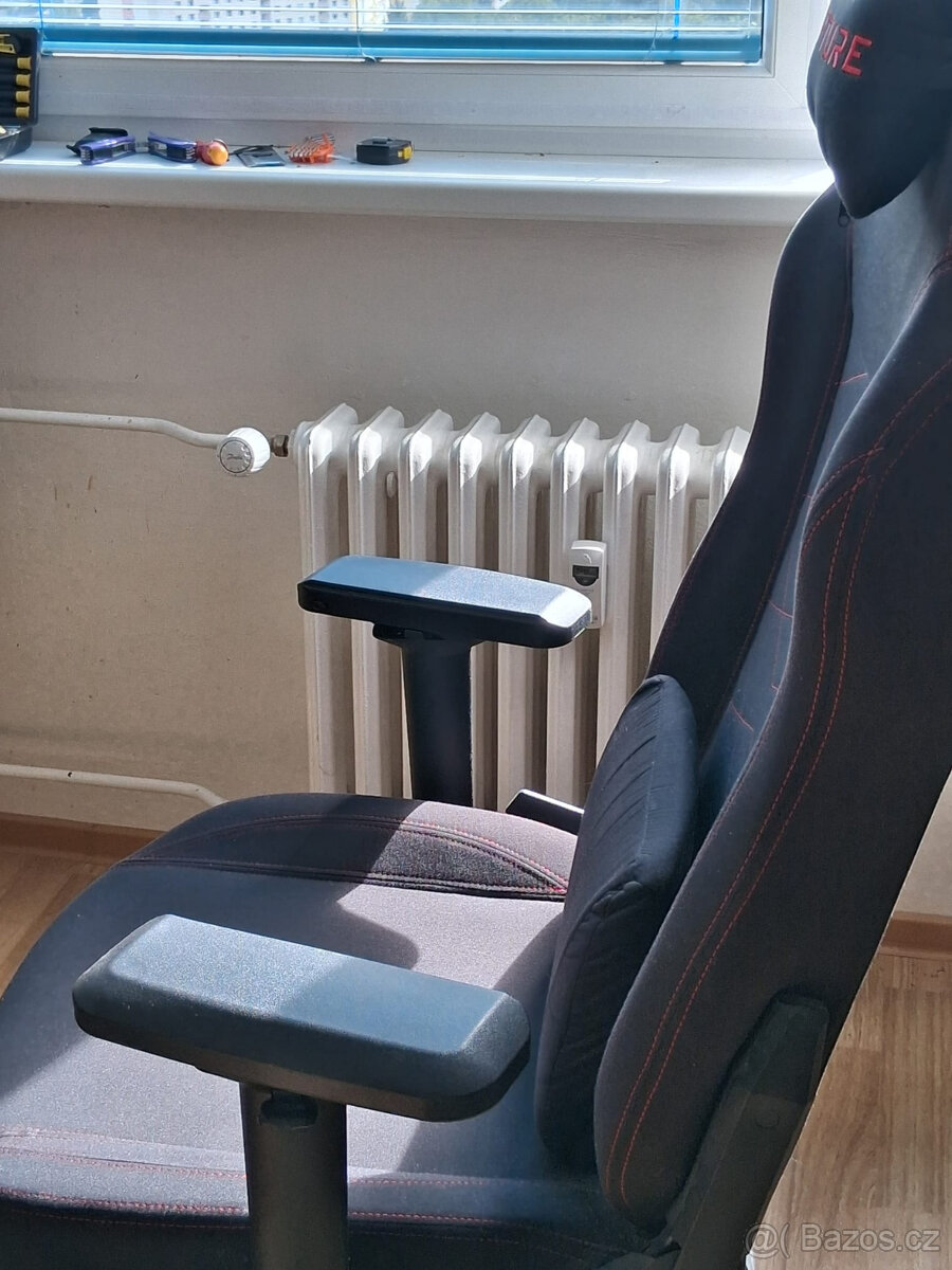 Herní židle k PC Sracer R6 s područkami nosnost 130 kg černá