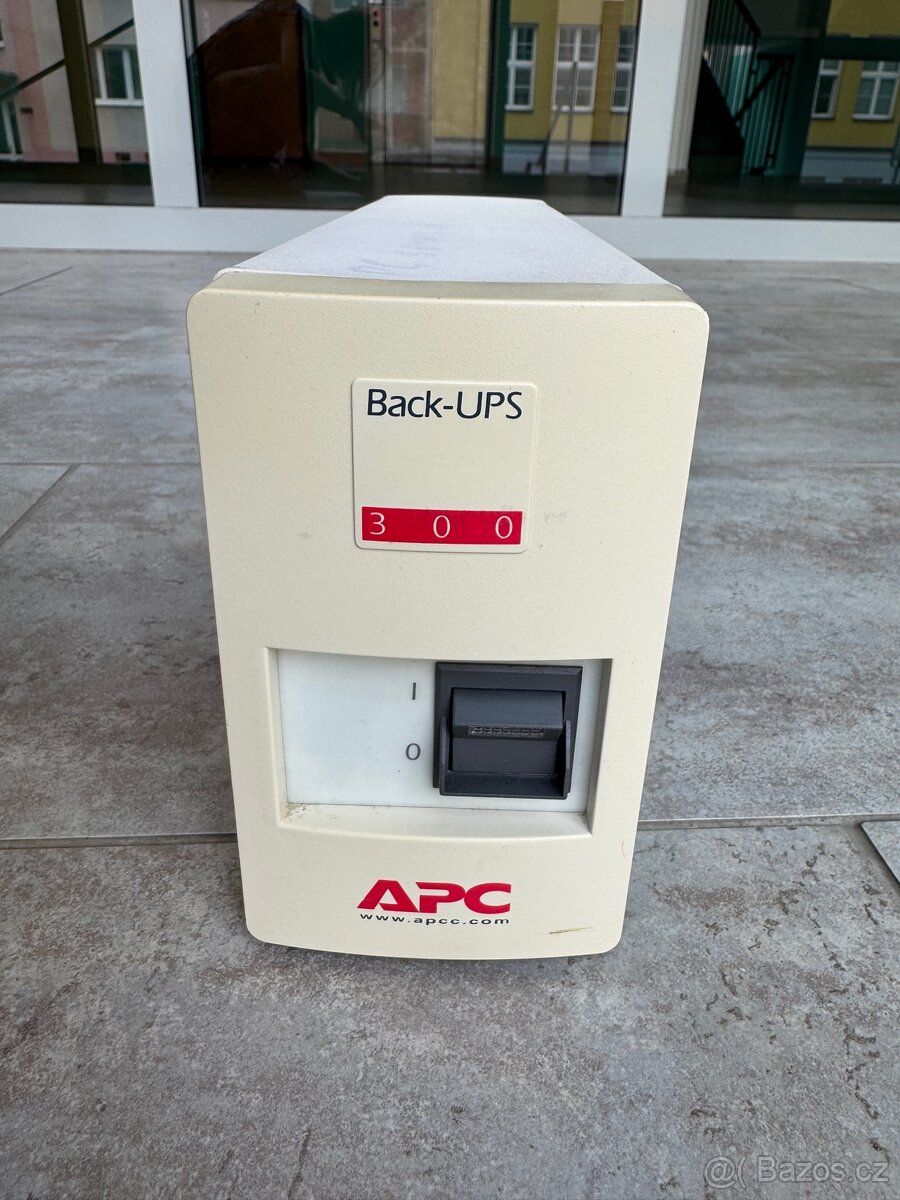 Záložní zdroj UPS APC