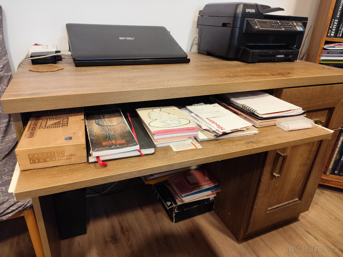 Prodám pracovní stůl pro práci s počítačem