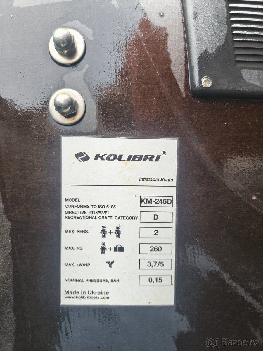 Člun s pevnou skládací podlahou