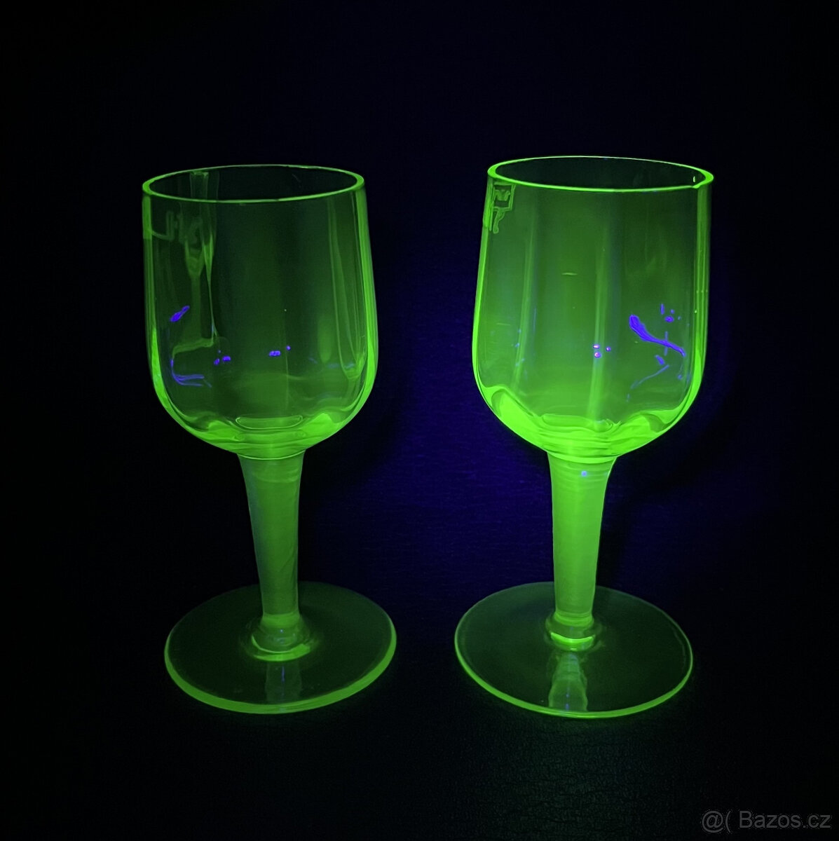 2x starožitná sklenice cejch 0.1l, uranové sklo
