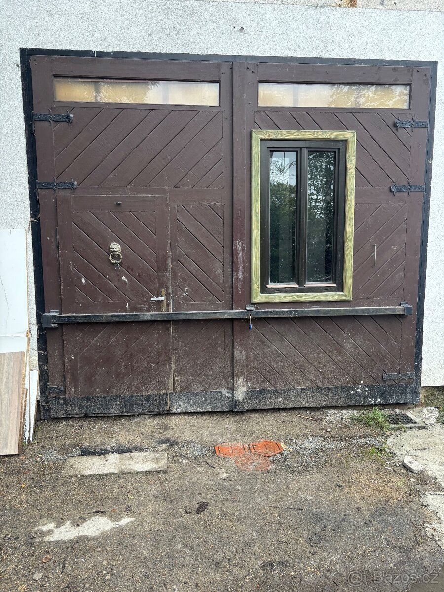 Dvoukřídlá vrata se dveřmi a oknem