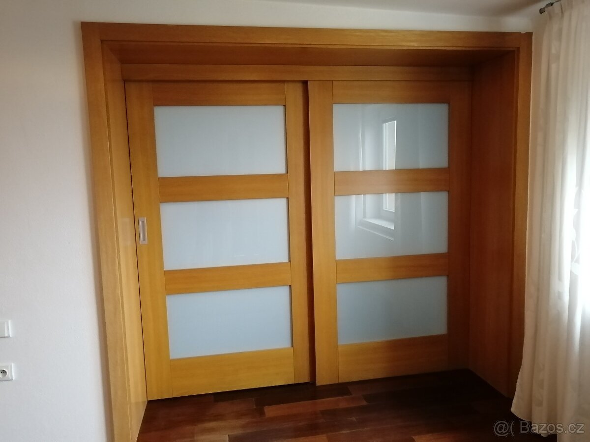 1x OBŘÍ posuvné dveře a 5x bezfalcové dveře