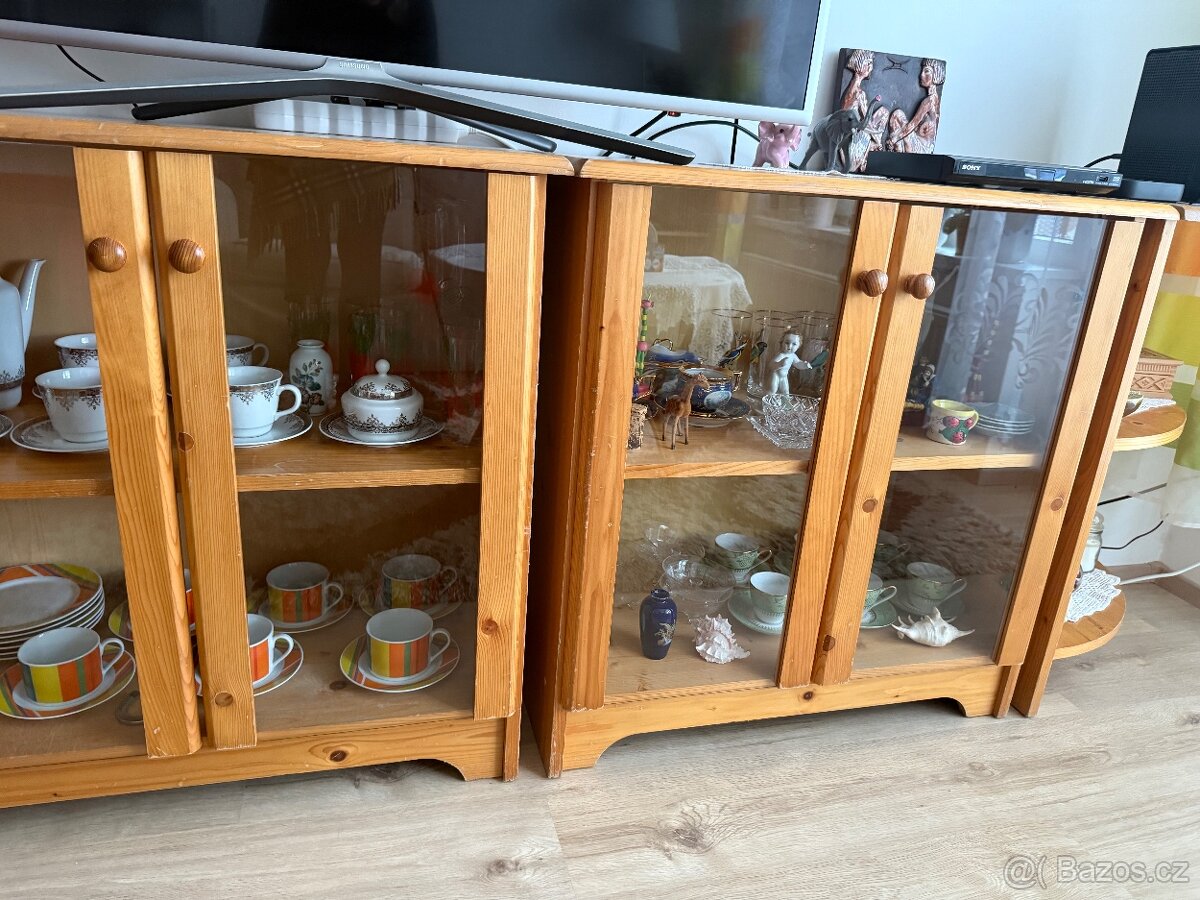 Dřevěné provedení knihovny/ komody