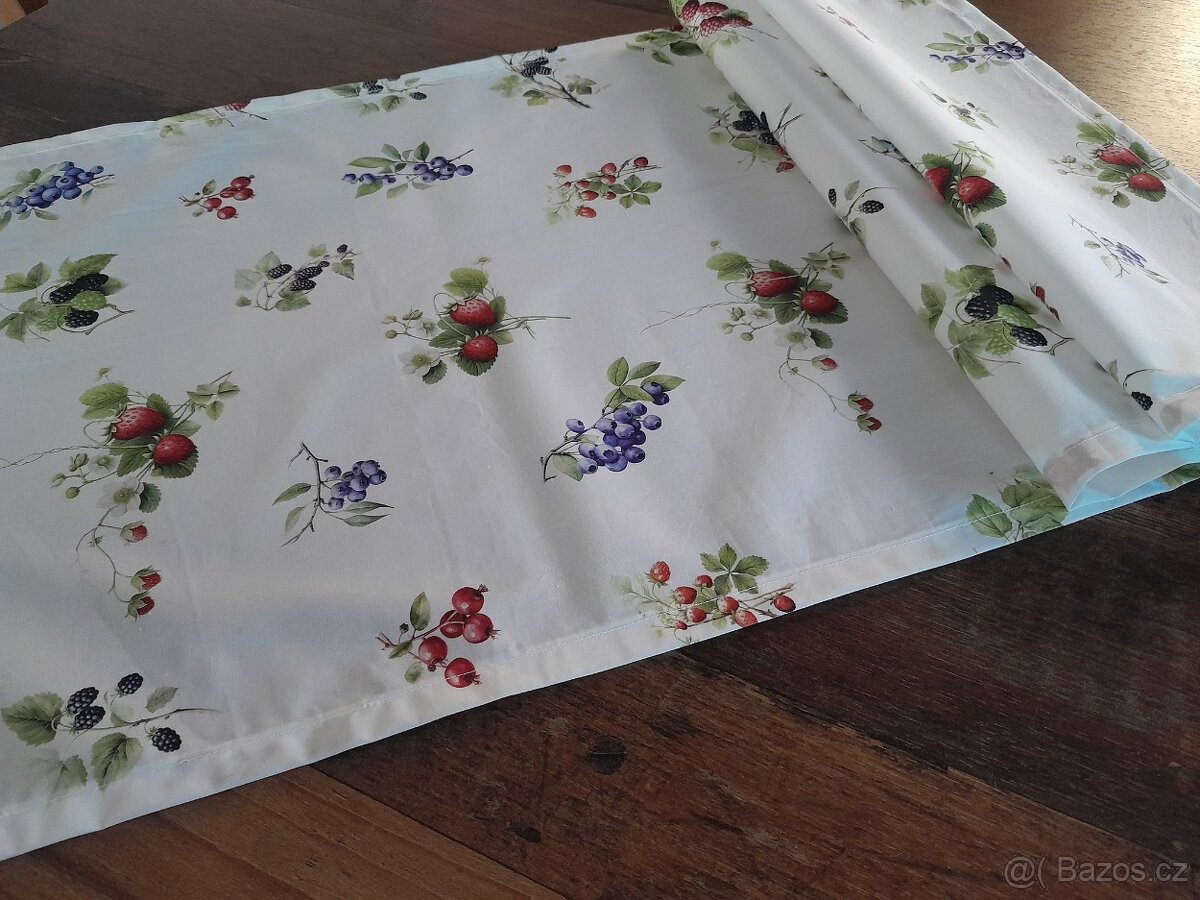 Ubrus.....lesní plody