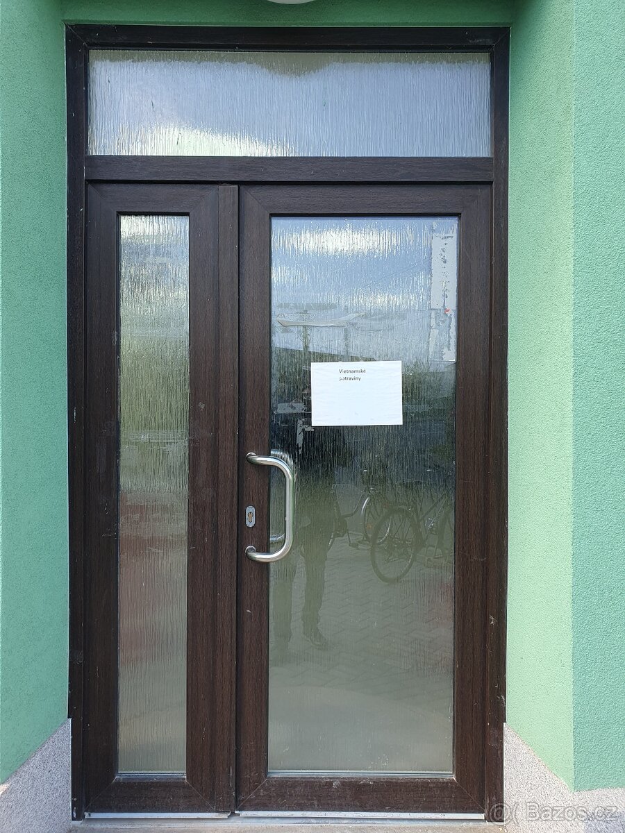 Plastové dvoukřídlé dveře s nadsvětlíkem