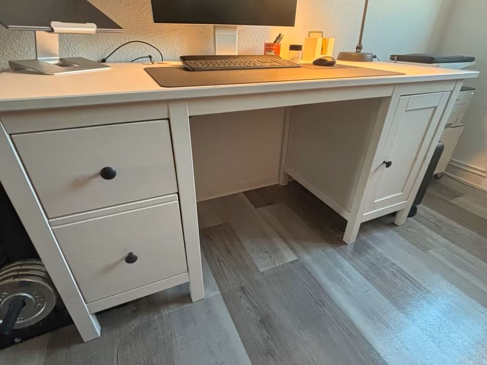 Psací stůl IKEA - pěkný stav, délka 155cm