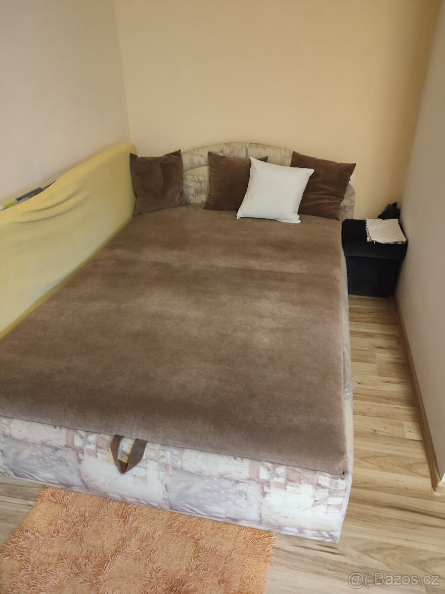 Postel s úložným prostorem