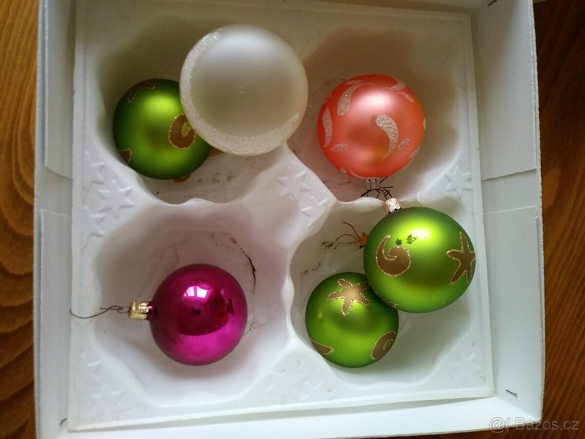 Vánoční ozdoby, baňky, koule různé barvy, skleněné, plast