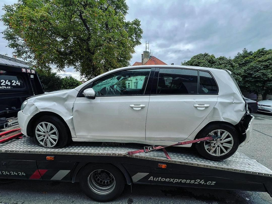 Vůz na náhradní díly VW Golf 6 hatchback 2011 CGGA LEG LB9A