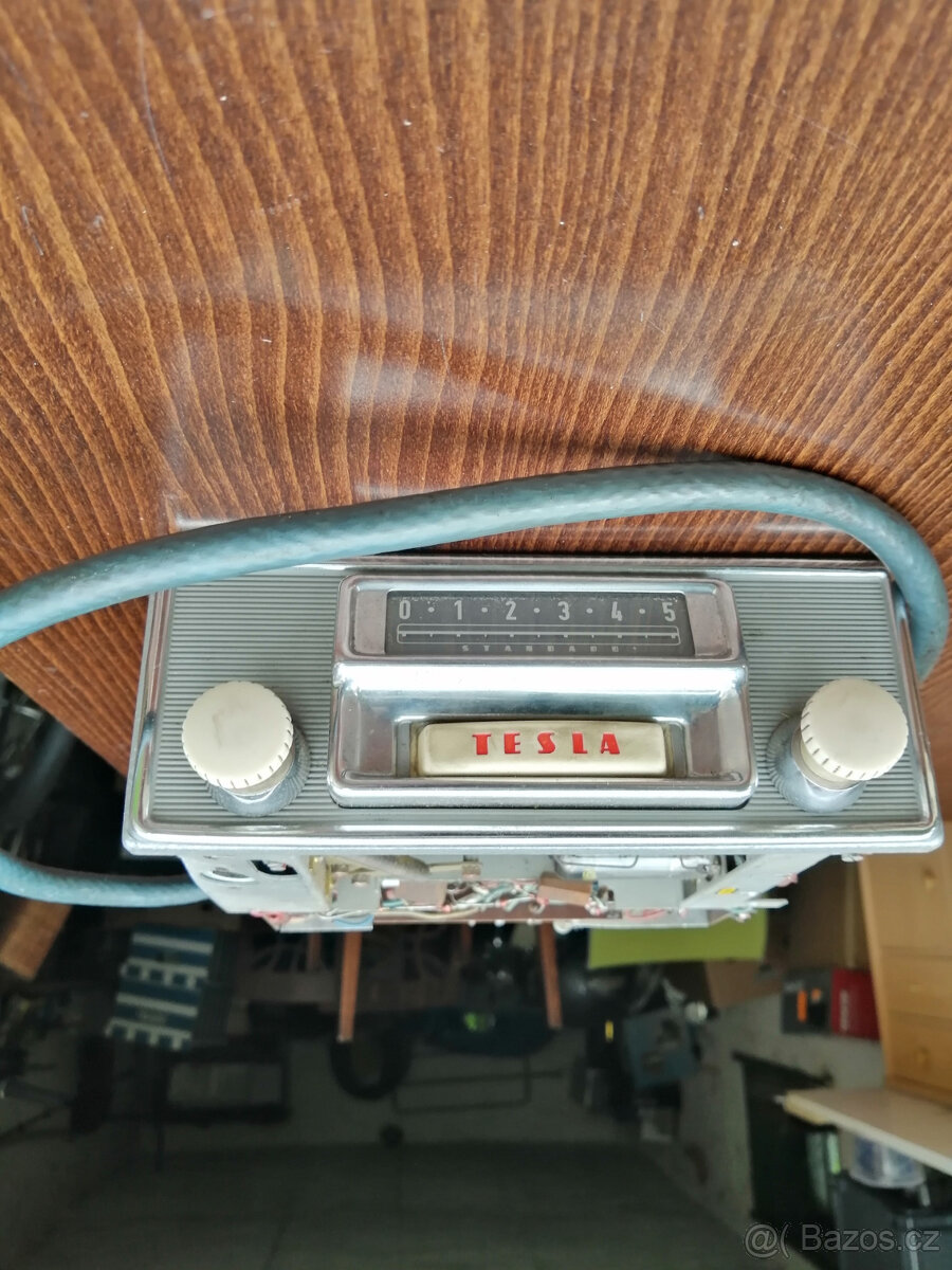 Staré elektronkové autorádio Tesla