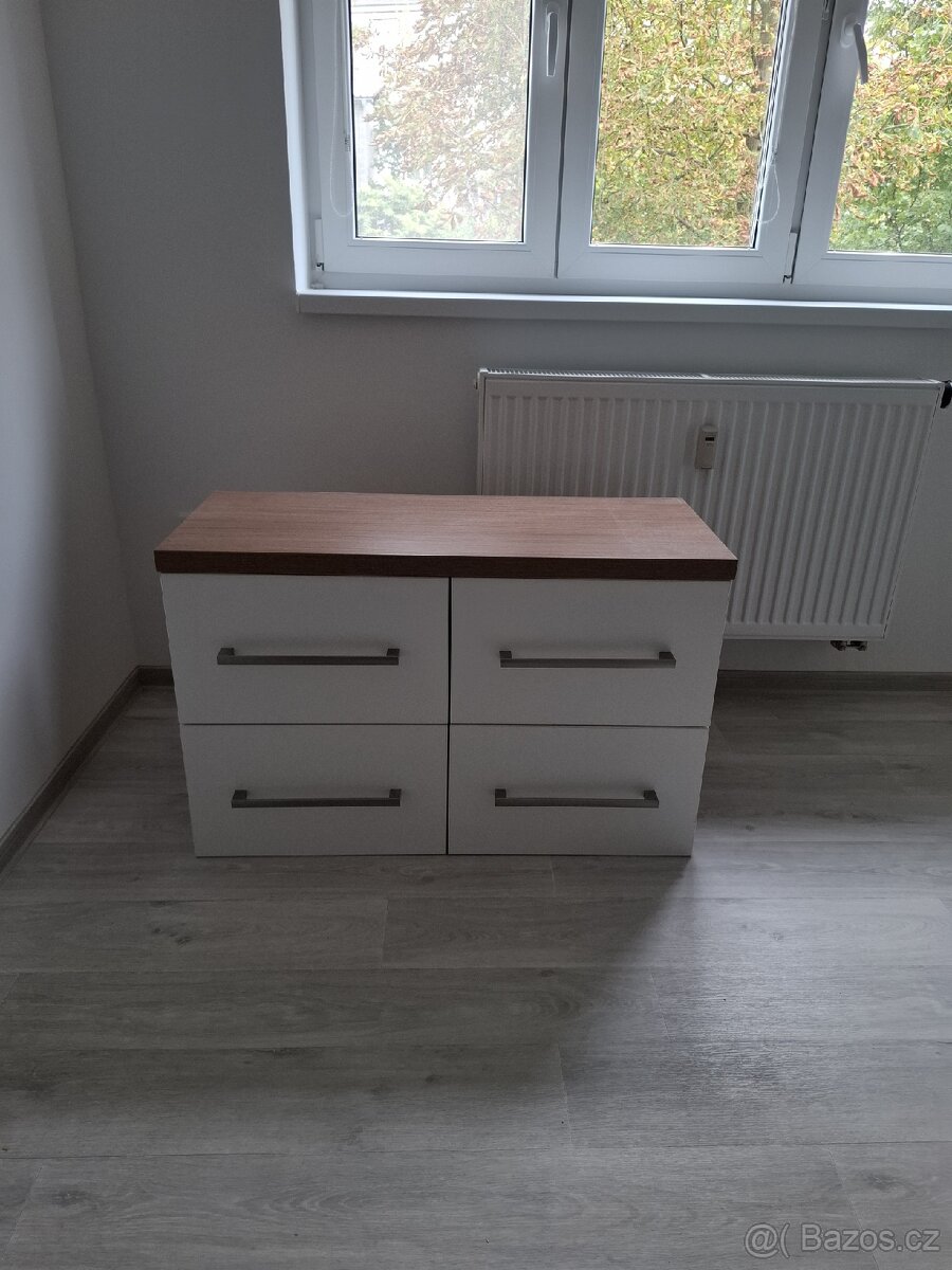 Masivní skříňka