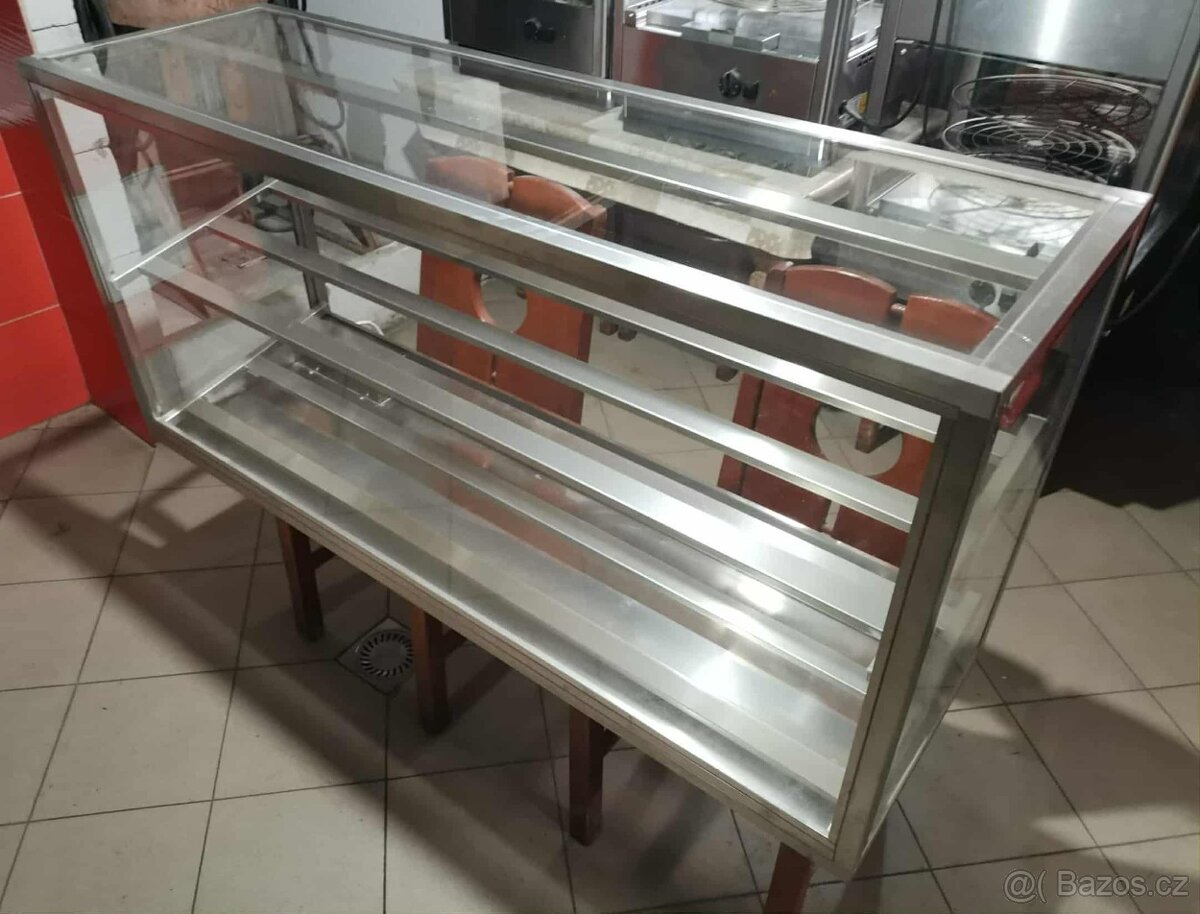 PREDAM VEĽKÚ PEVNÚ STOLOVÚ NEREZOVU PRESKLENNU VITRINU