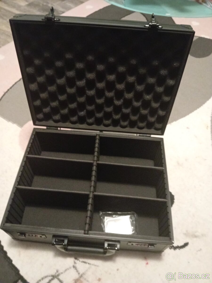 Kufr na hokejove karty