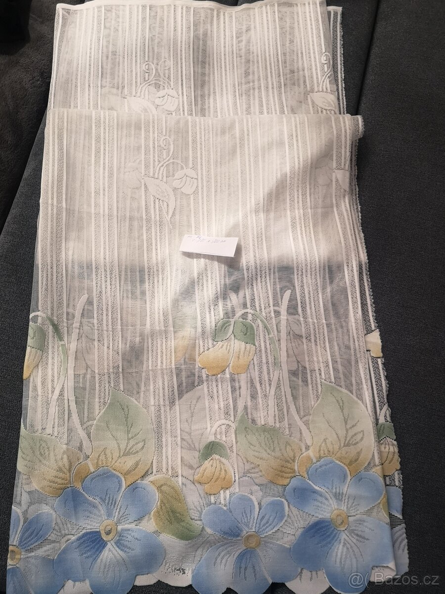 Záclony, červené závěsy, ubrus.