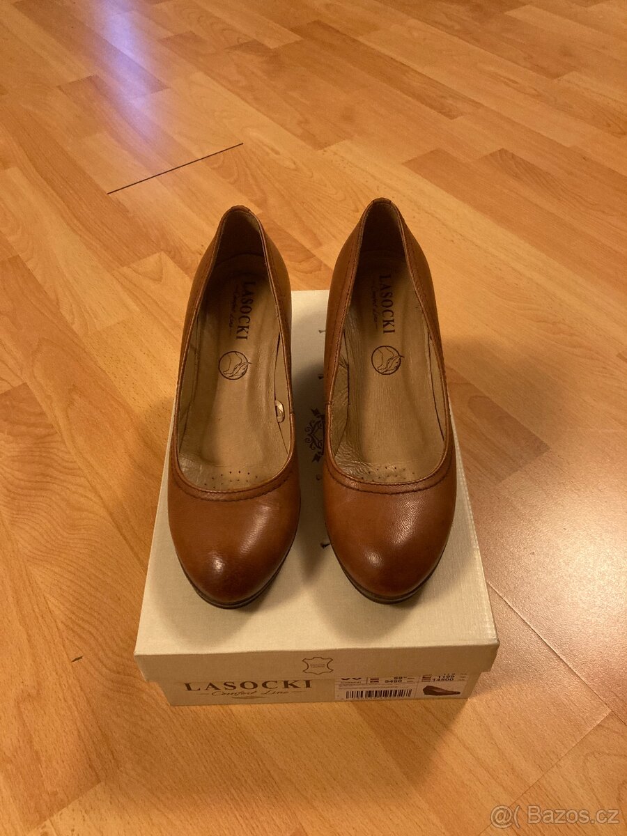 Kožené lodičky na klínku zn. Lasocki comfort vel. 36