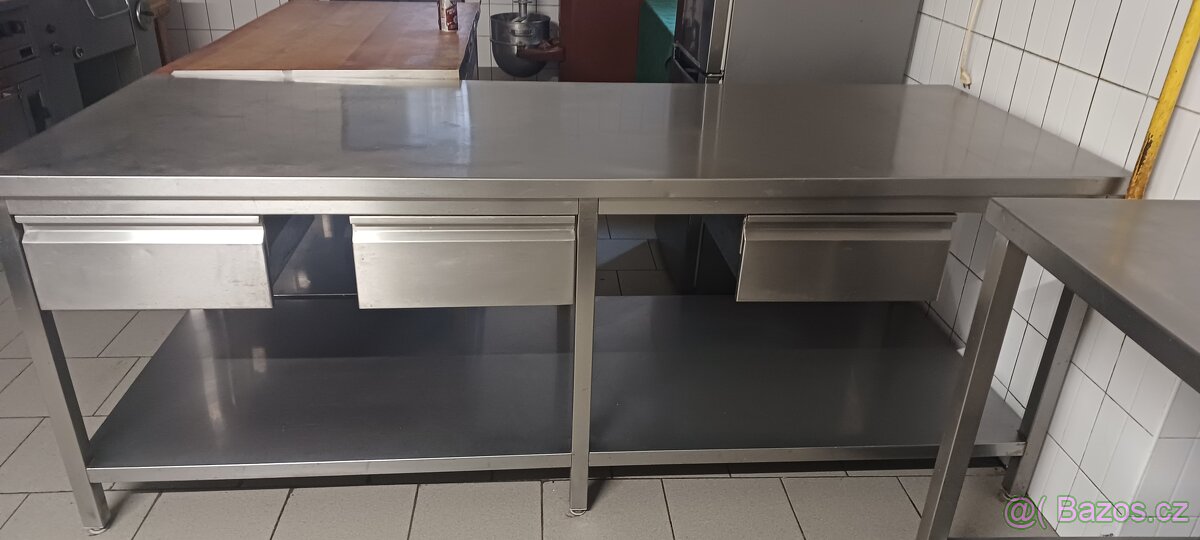 Nerez stůl