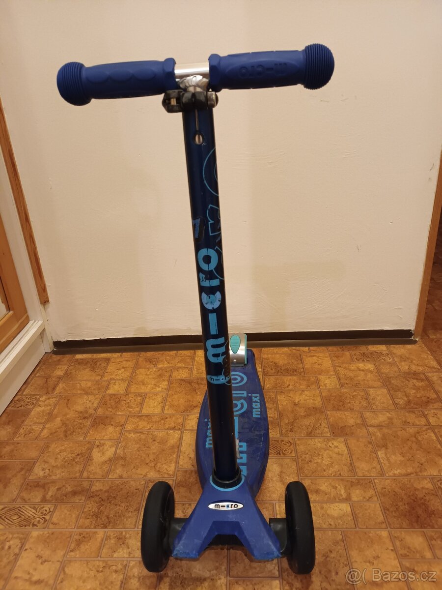 Modrá koloběžka Micro Maxi Deluxe