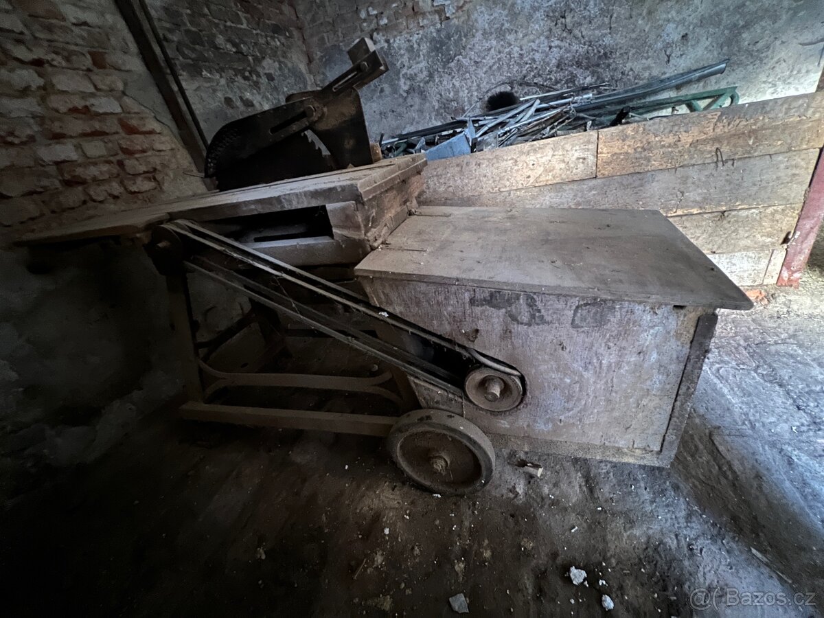 stará, rustikální stolní pila (cirkulárka)
