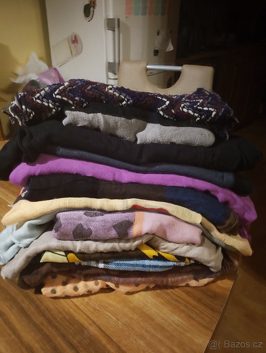 Prodám spoustu teplých i tenčích šál většinou nenošených