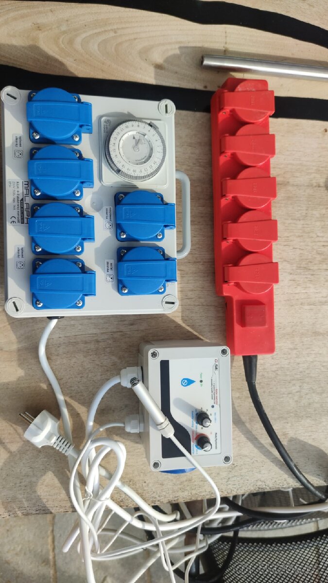 Zásuvková skříň 4+1+1, 4x1200W, 230V