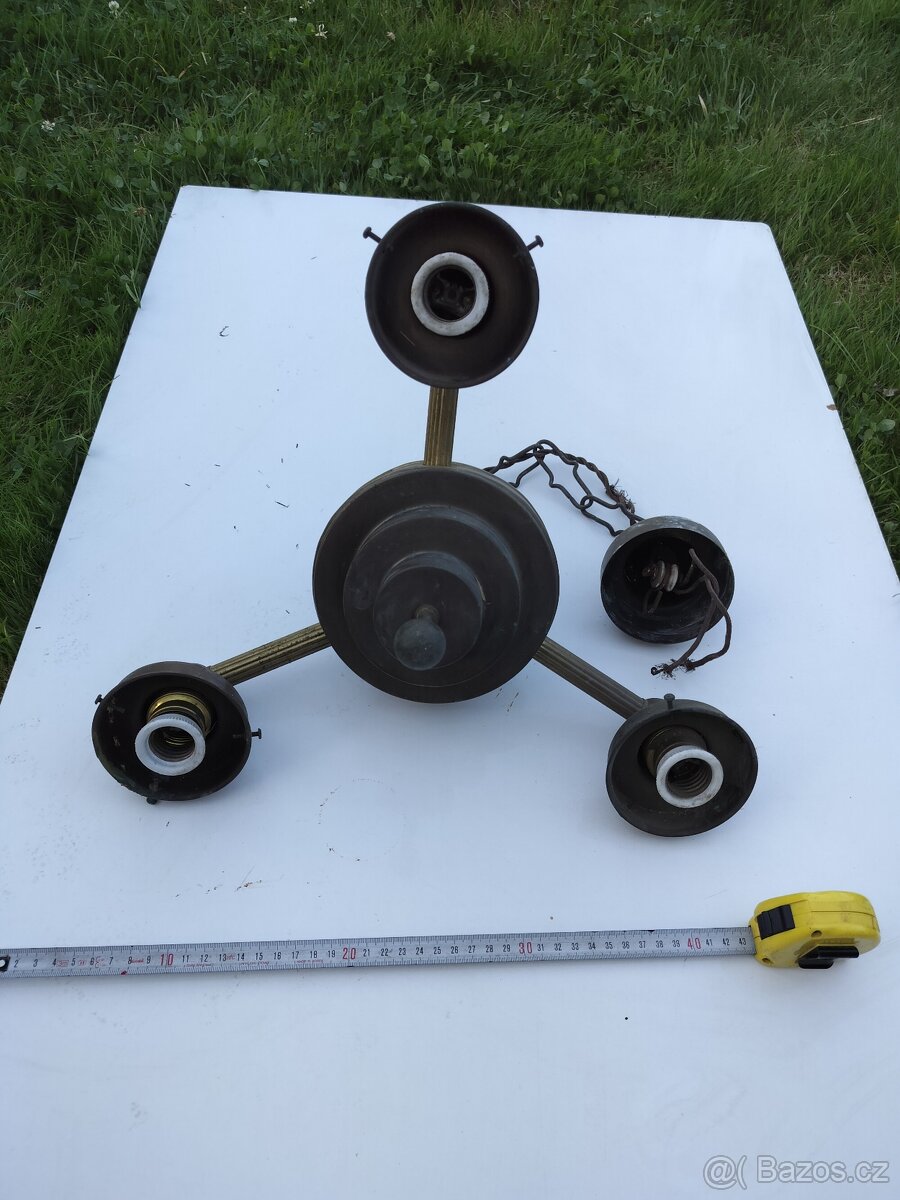 Starý mosazný lustr