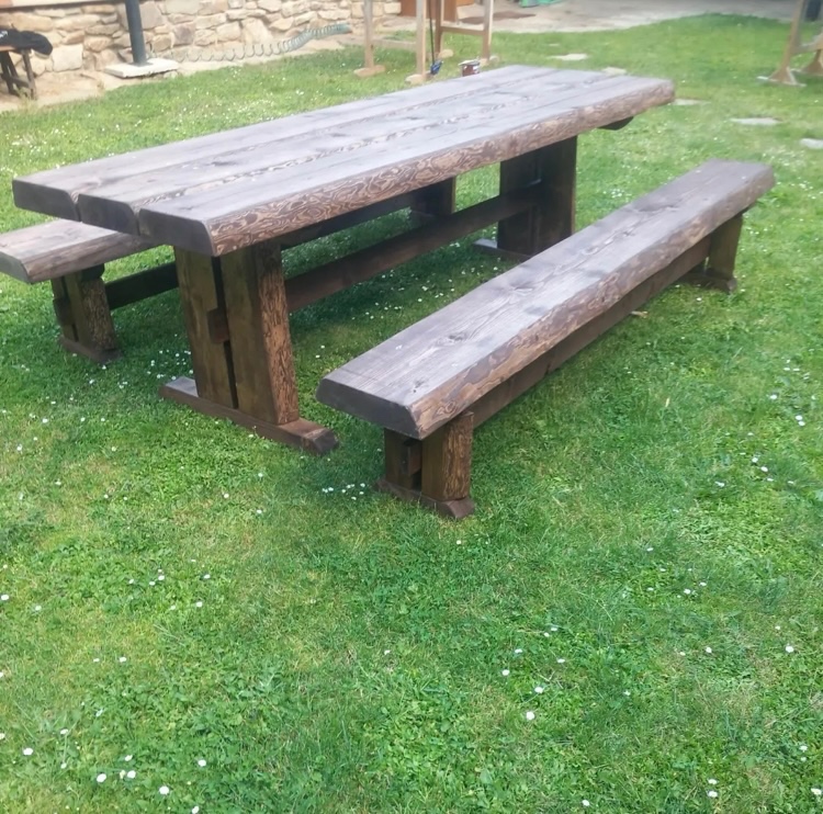 Masivní stůl s lavicemi