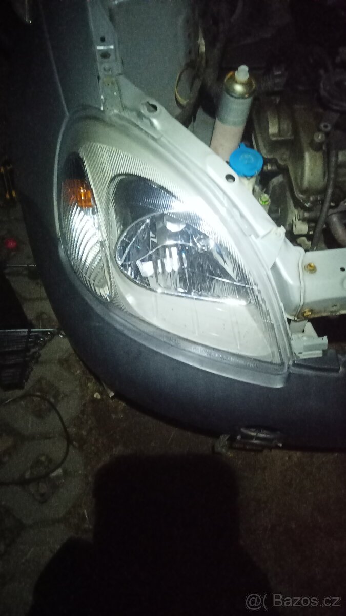 Prodám ORIGINÁL pravý přední světlomet TOYOTA YARIS I
