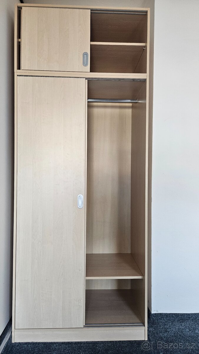 Šatní skříň s nástavcem