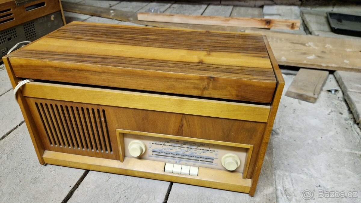 Elektronkové rádio Tesla Sonáta 1016A