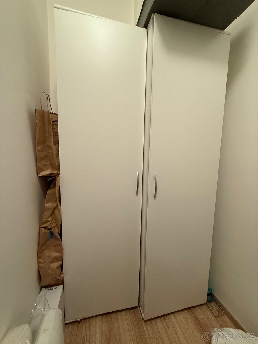 Šatní skříň volně stojící 2x