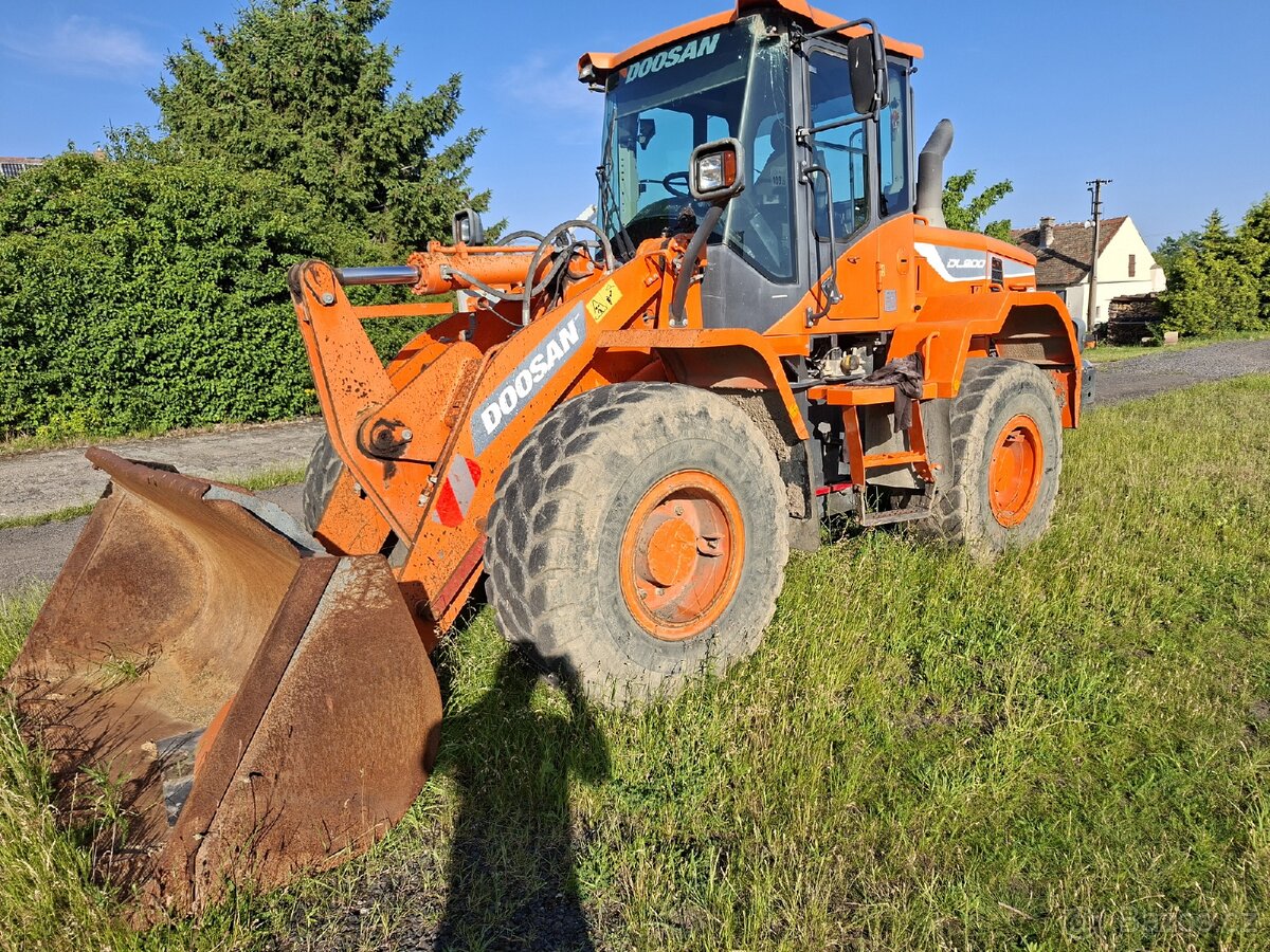 Doosan DL 200 kolový nakladač.