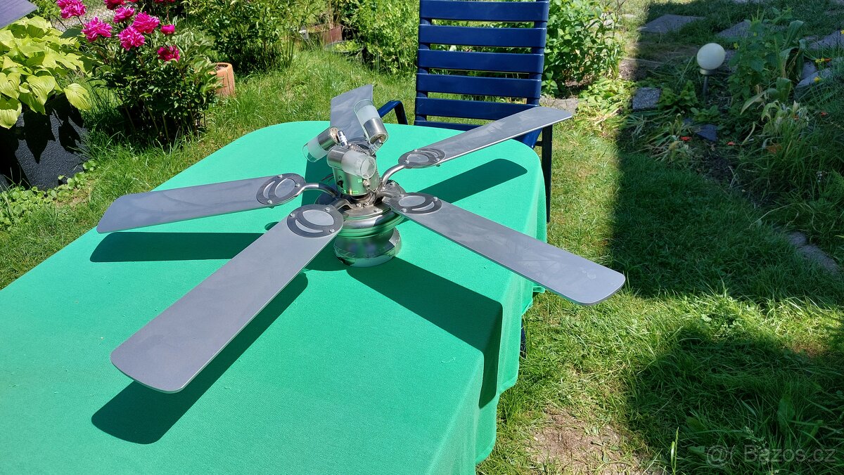 Stropní ventilátor se světlem