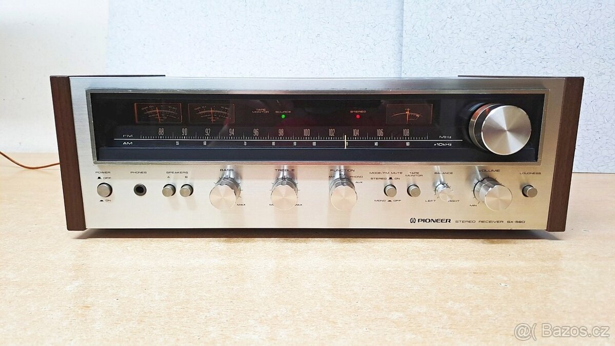 Vintage stereo FM a AM receiver Pioneer SX-590