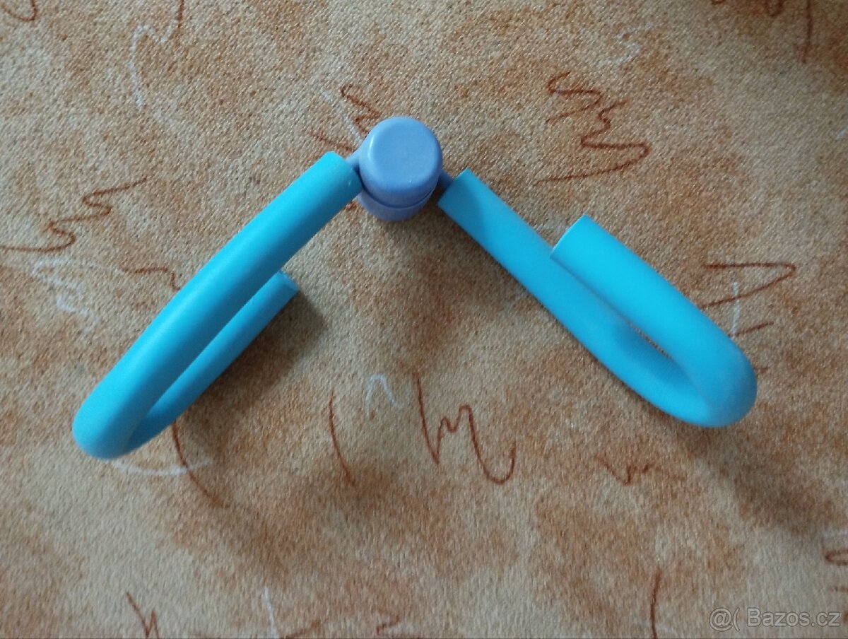 Skoro nepoužívanou pomůcku na posilování rukou a nohou.