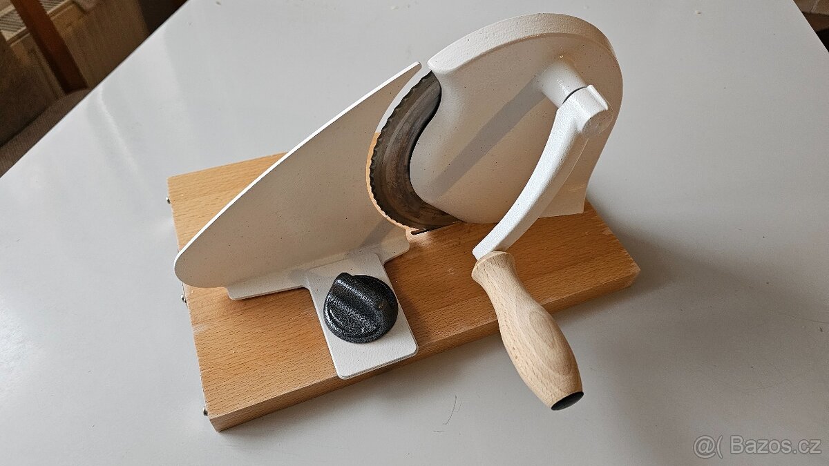 Ruční kráječ na chleba