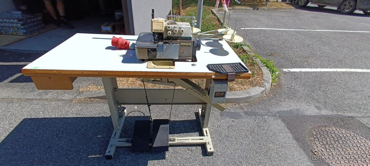 Prodám šicí stroj overclock 4 nitě včetně stolu