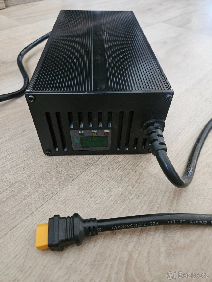 ELEKTROSKŮTR prodám NABÍJEČKU 67.2V