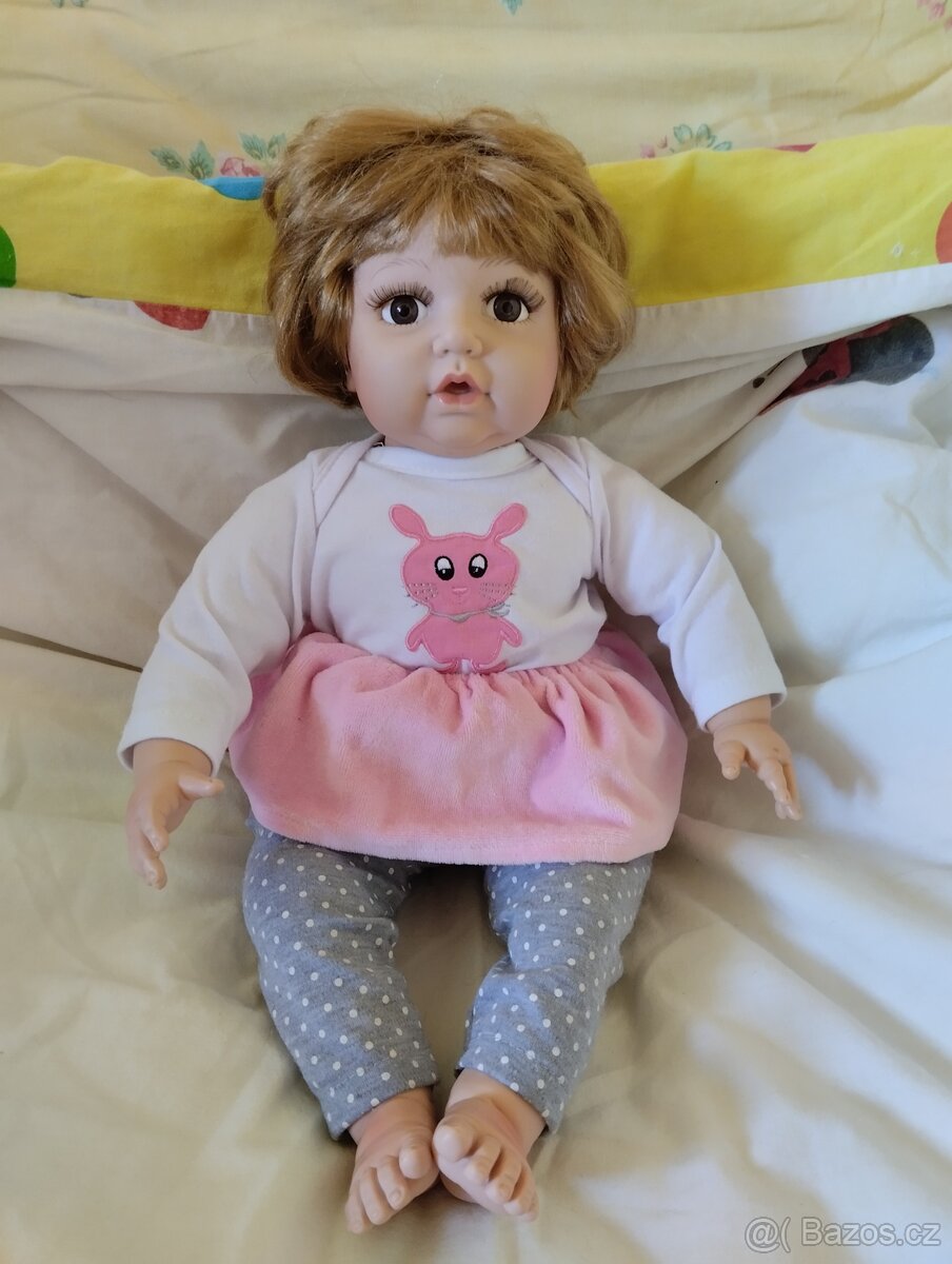 Značená vynilová holčička