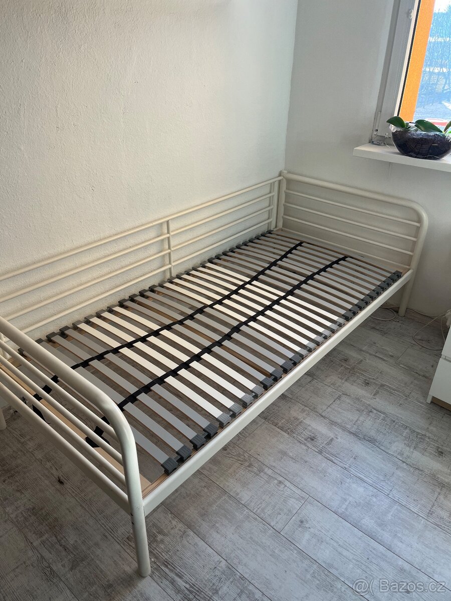 Ikea kovová postel s roštem