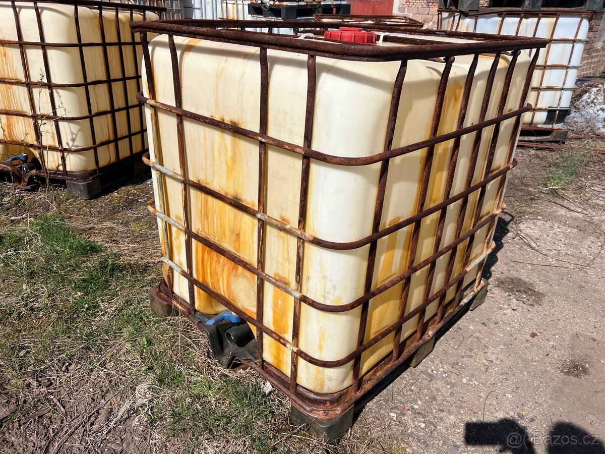 IBC kontejner, nádrž na vodu 1000l. klec na dřevo