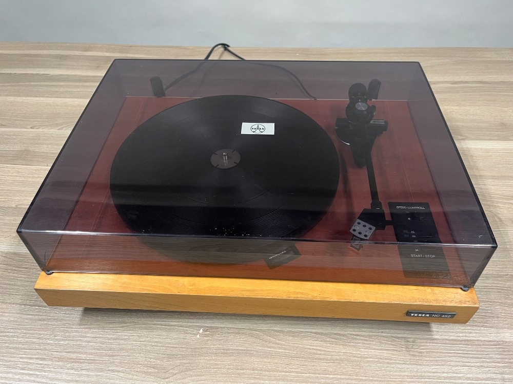 GRAMOFON TESLA NC452