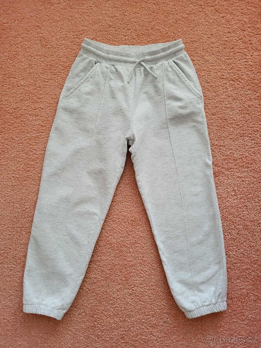 tepláky světle šedé vel. 128