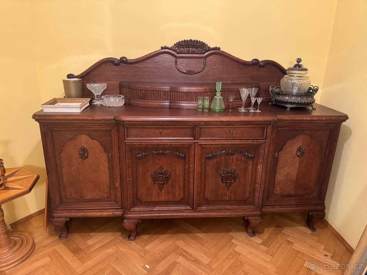 Starožitná komoda masiv