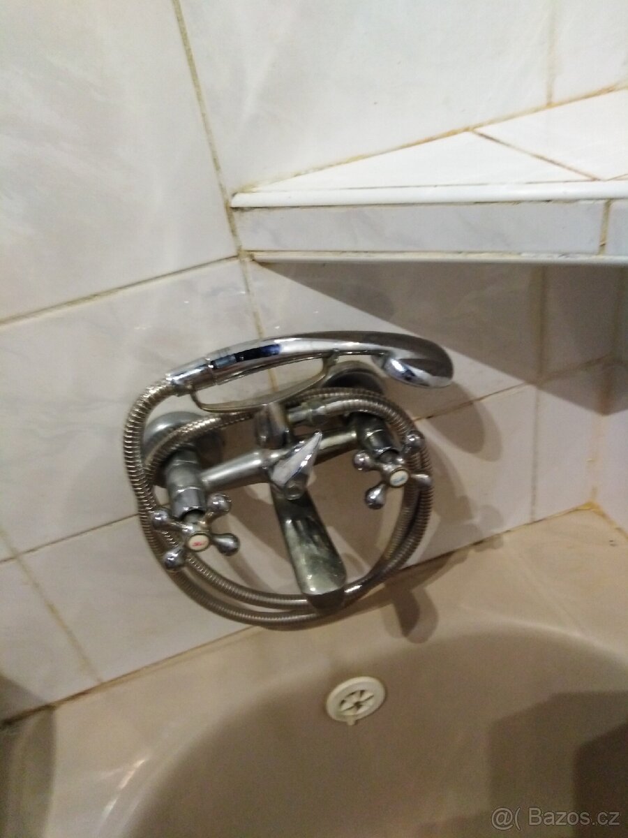 Sprchová baterie a umyvadlo s nohou