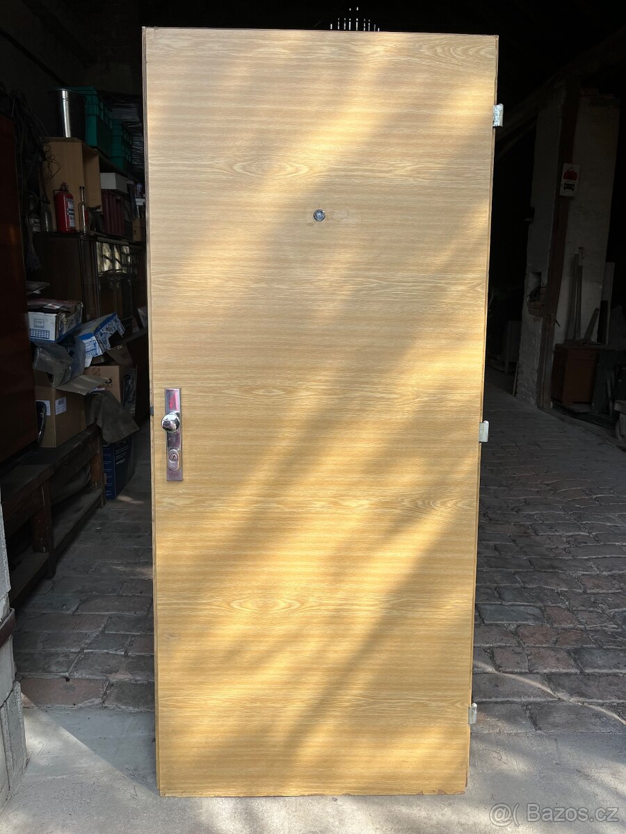Vchodové interiérové levé dveře s kováním. 82x193 cm