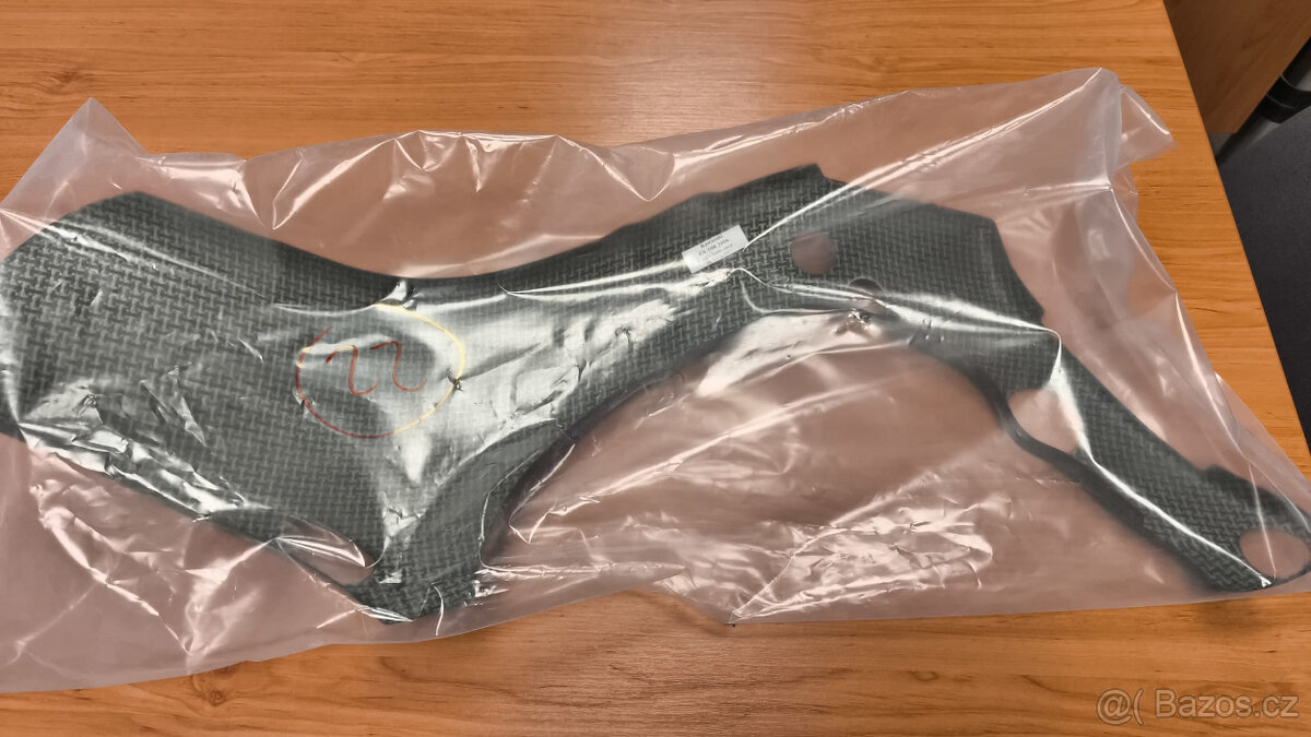 22) Kawasaki ZX-10R 2016 – pravý kryt rámů – 2400,-