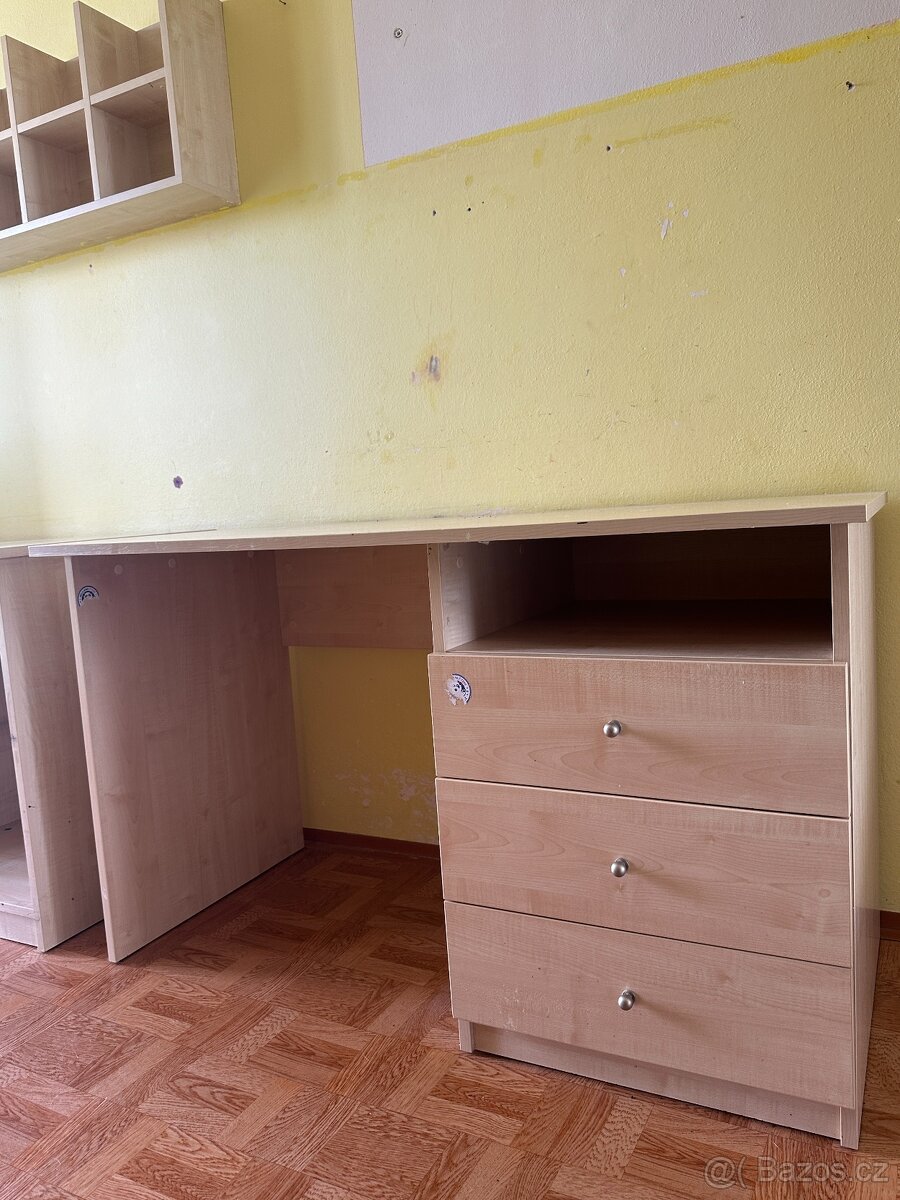 pracovní stůl s šuplíky