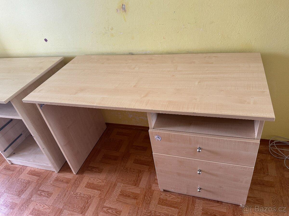 pracovní stůl s šuplíky